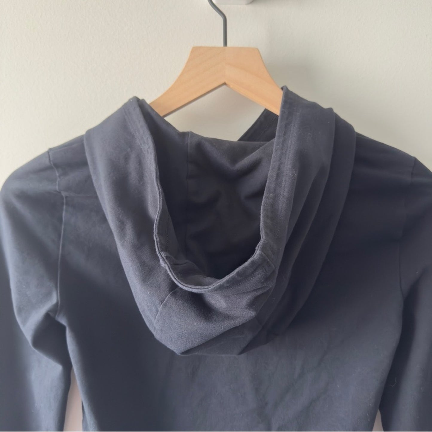 Aritzia TNA Fitted Black Hoodie Top Long Sleeve Athleisure Solid Minimalist EUC