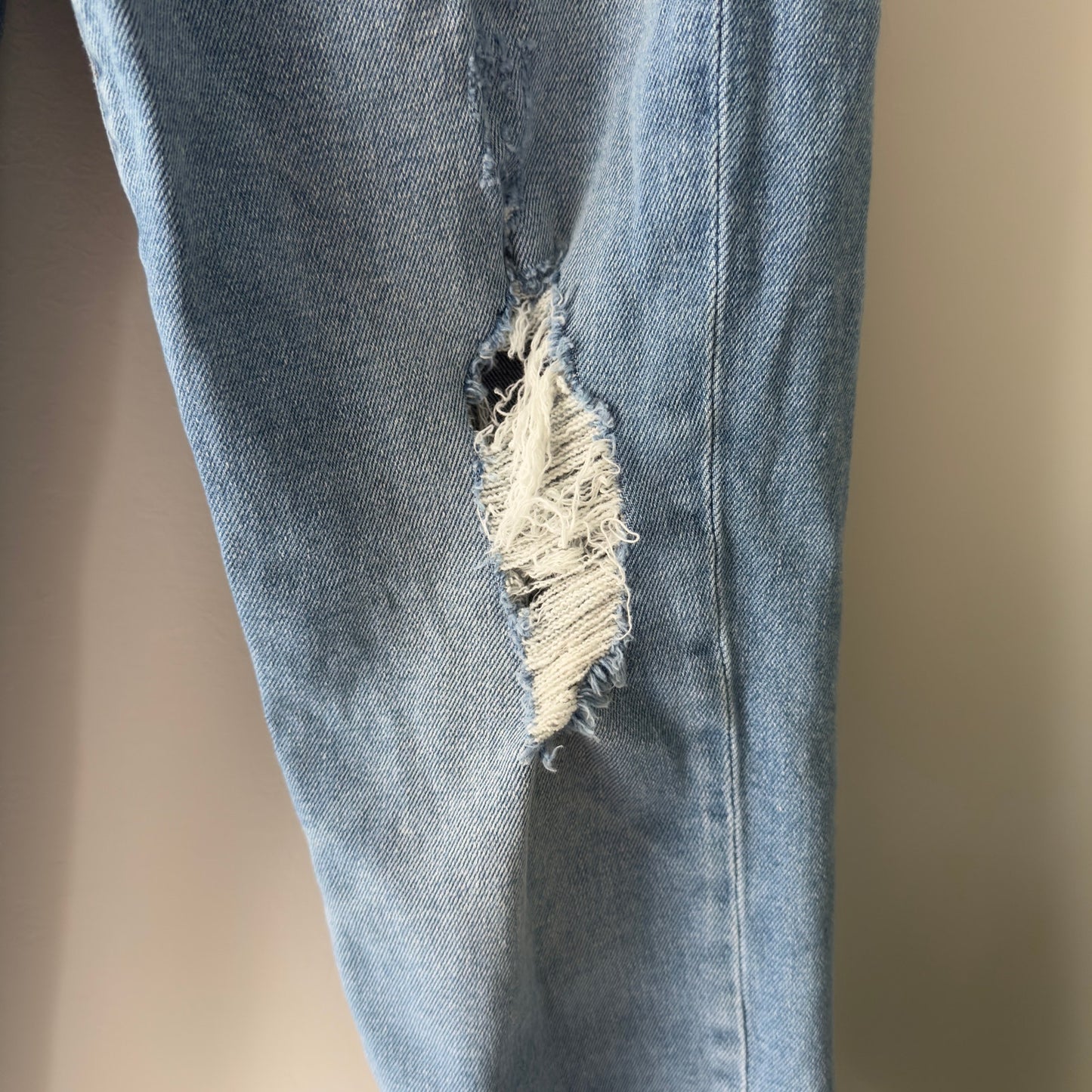 Hudson High Rise Zoeey Straight Crop Jeans raw hem distressed knees zip pockets