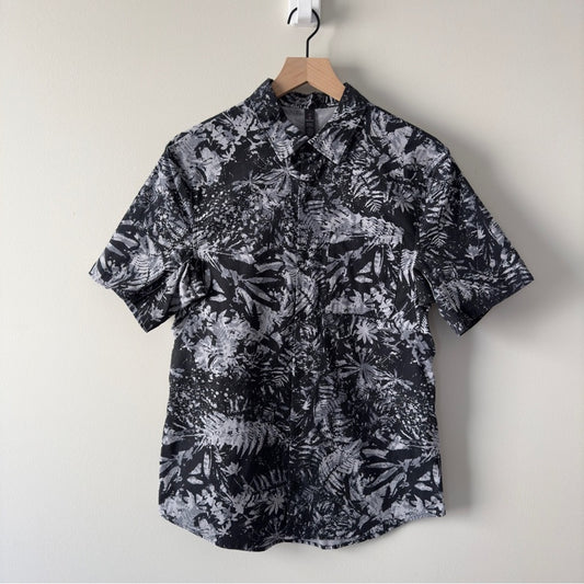 Lululemon All Town Short Sleeve Buttondown in Canopy Ice Grey Black Casual Shirt