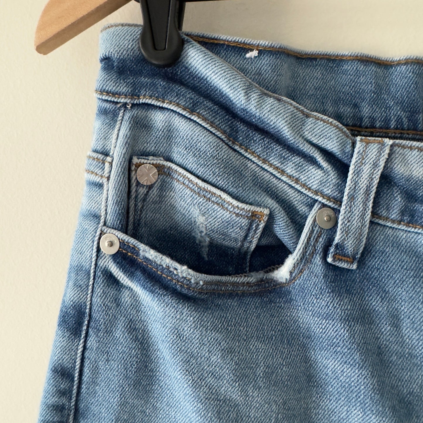 Hudson High Rise Zoeey Straight Crop Jeans raw hem distressed knees zip pockets