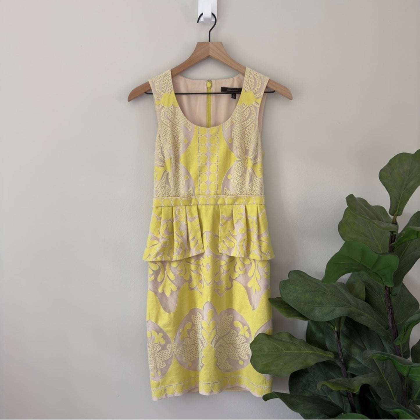 BCBGMaxAzria Sleeveless Mesh Dress Pencil Yellow & Cream Mini Zipper Zip Up Back