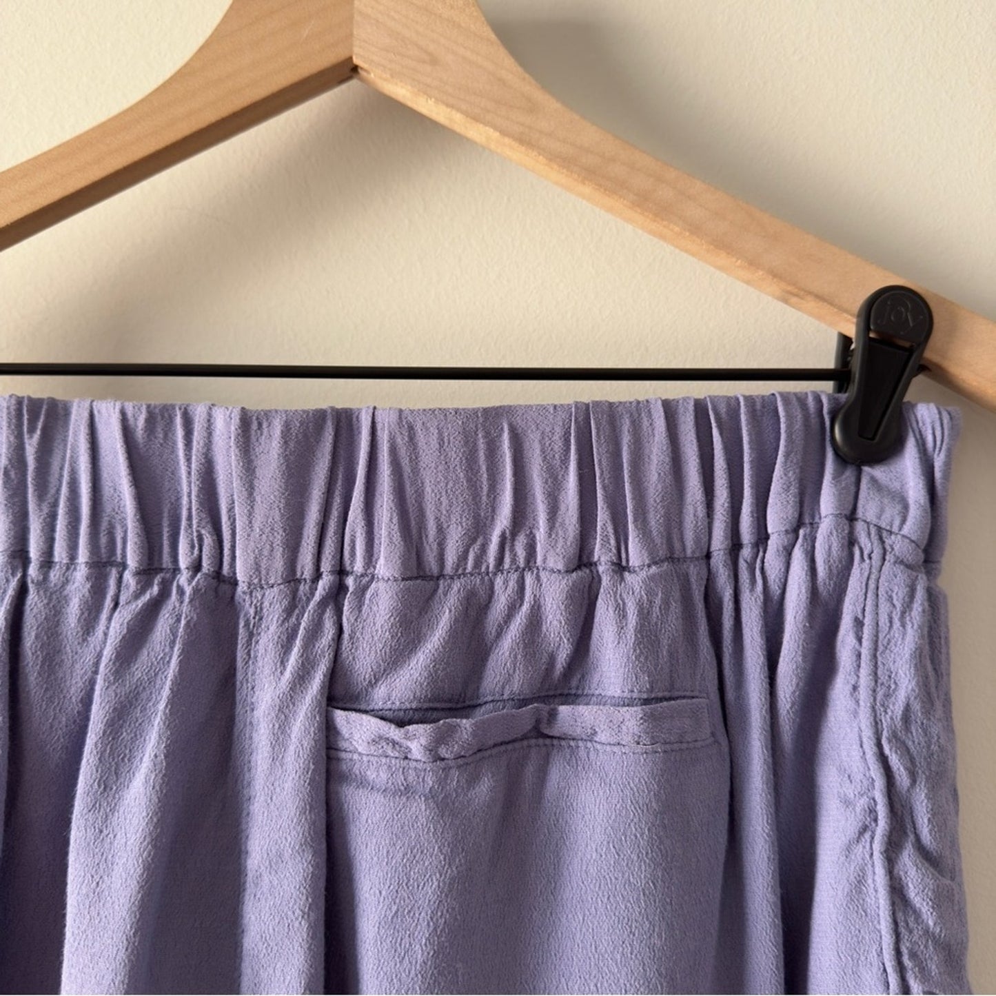 Aritzia Wilfred Free Flowy shorts lined pull-on elastic waist solid pocket rayon