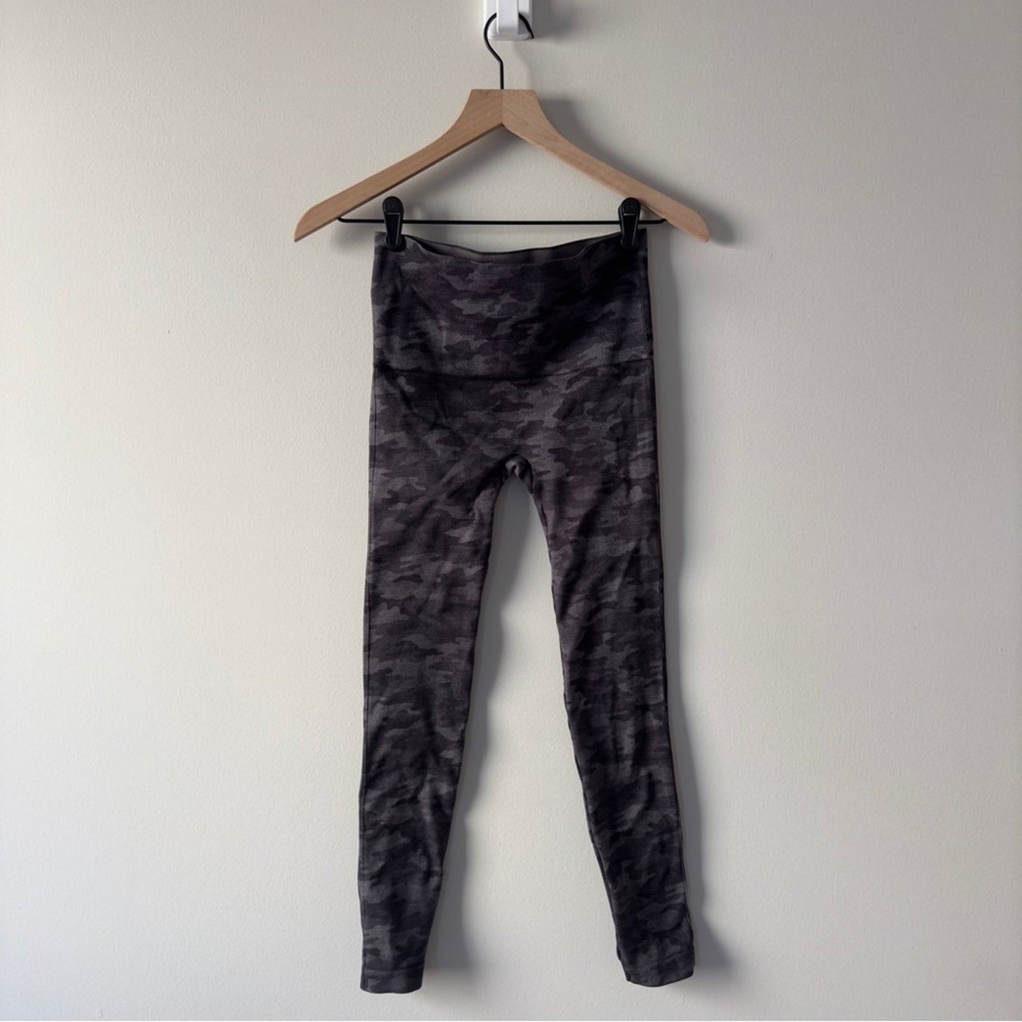 SPANX Gray and Black Camouflage Leggings with High-Rise Waist camo stretch EUC M
