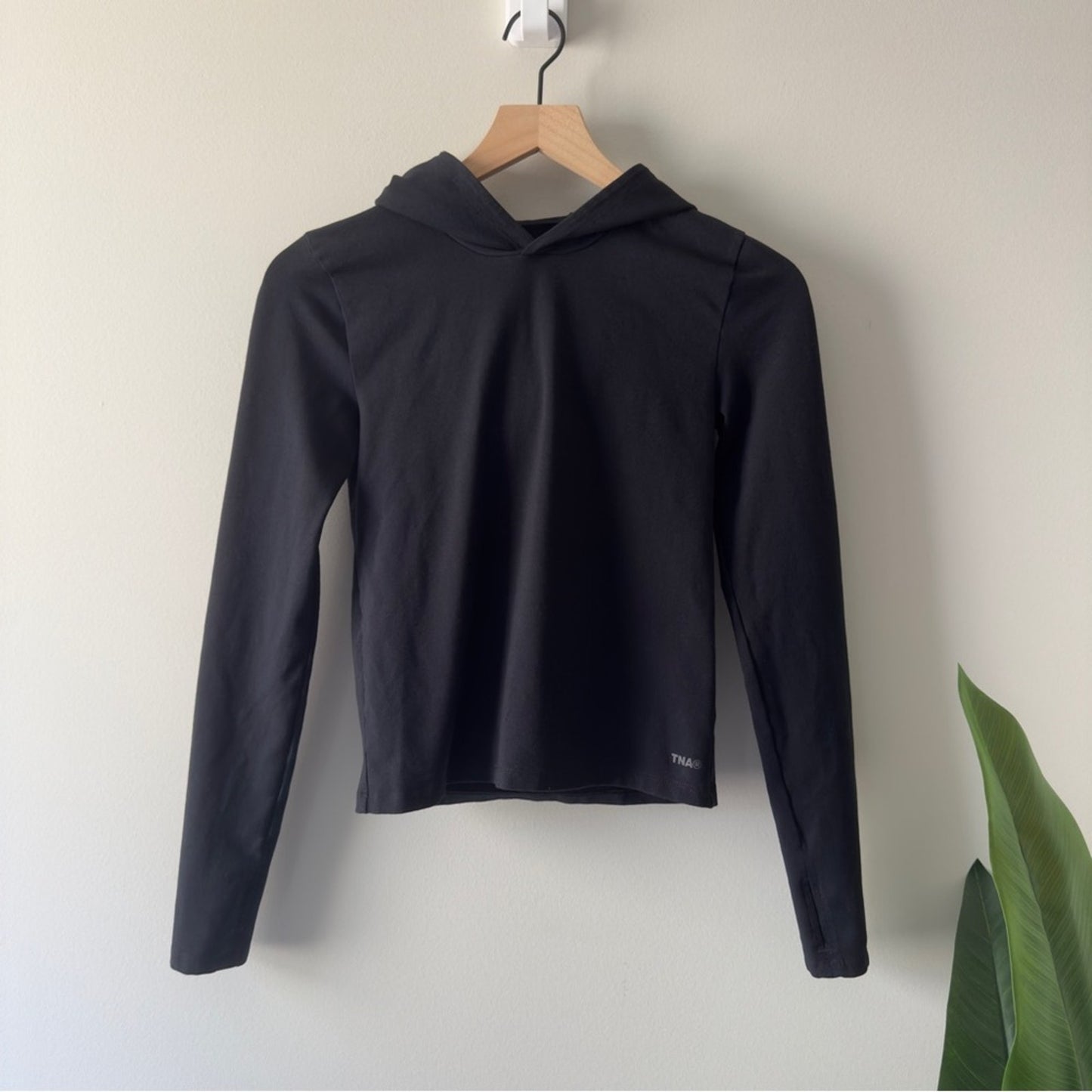 Aritzia TNA Fitted Black Hoodie Top Long Sleeve Athleisure Solid Minimalist EUC