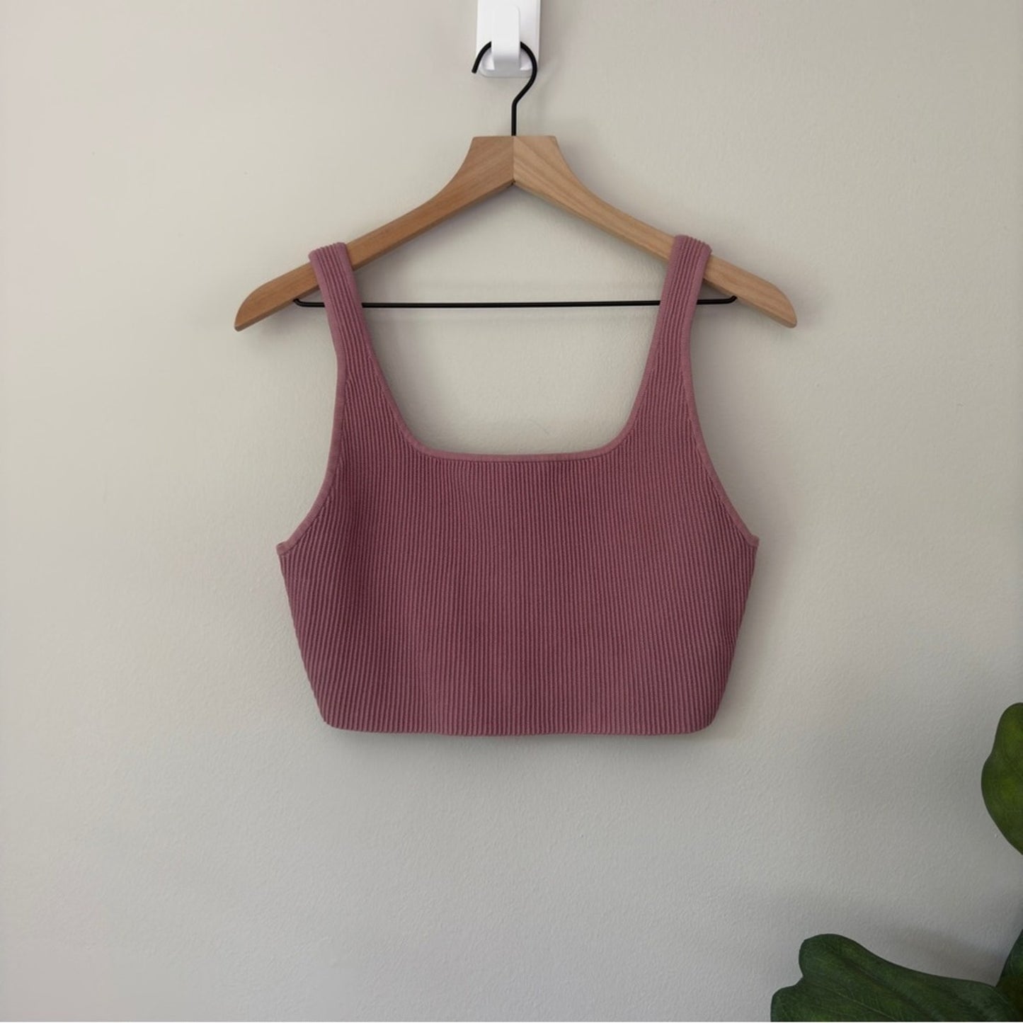 Aritzia Babaton Sleeveless Crop Top Ribbed Athletic Stretch Nylon Spandex Active