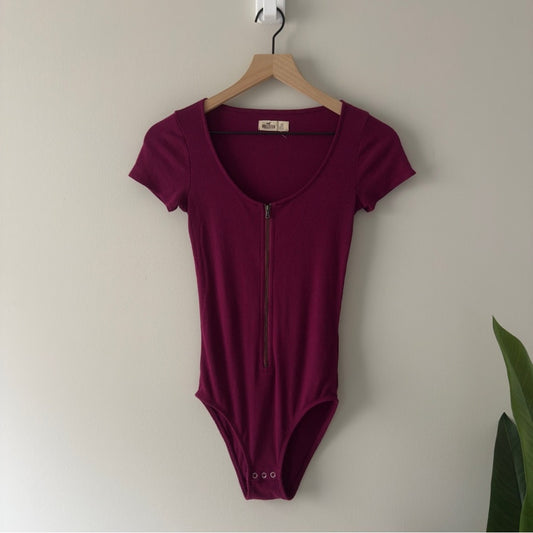 Hollister 3/4 Zip Ribbed Bodysuit Burgundy Purple Short sleeve round neck snaps