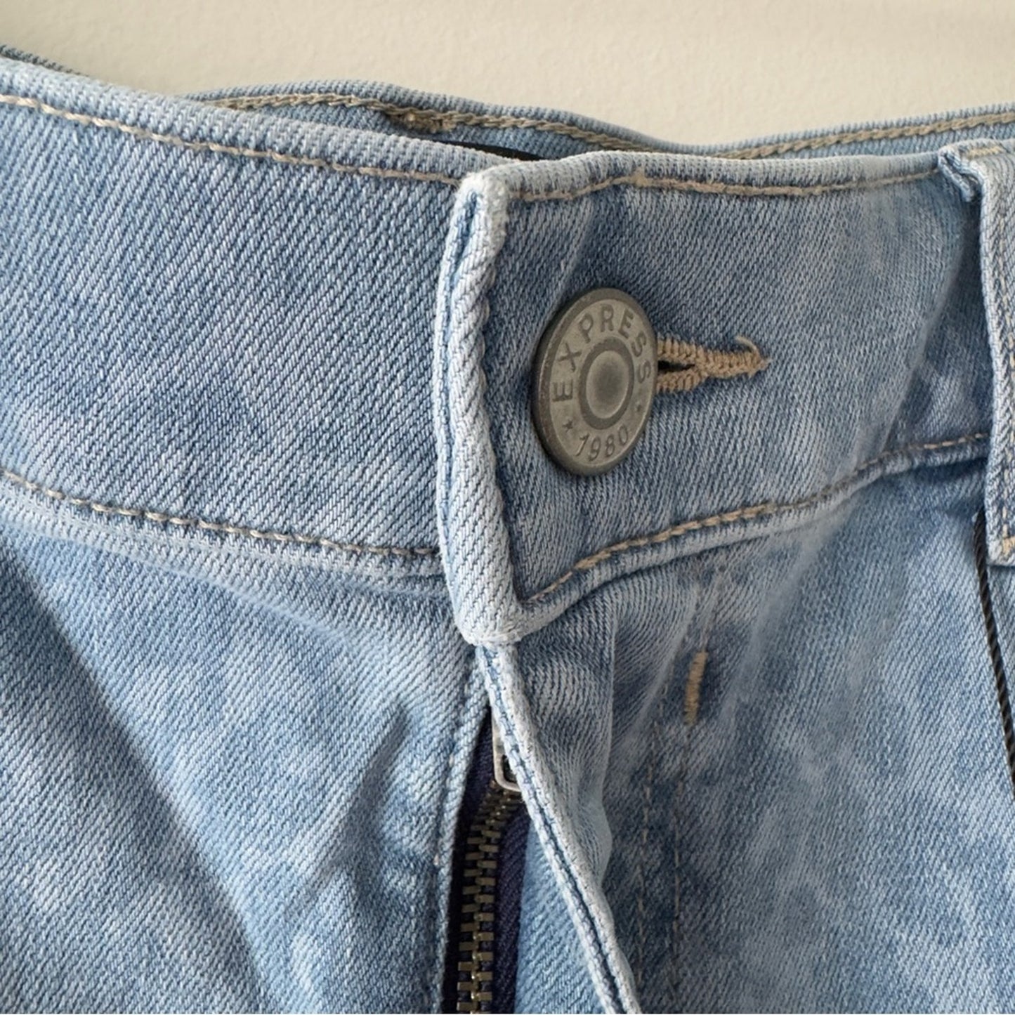 Express Midi High Rise Shorts Light Blue Leopard Print Jean Denim Zip Button NWT