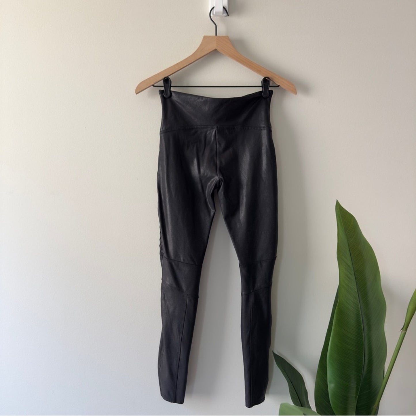 SPANX Sleek Black Leggings Faux Leather pleated texture athletic Athleisure EUC
