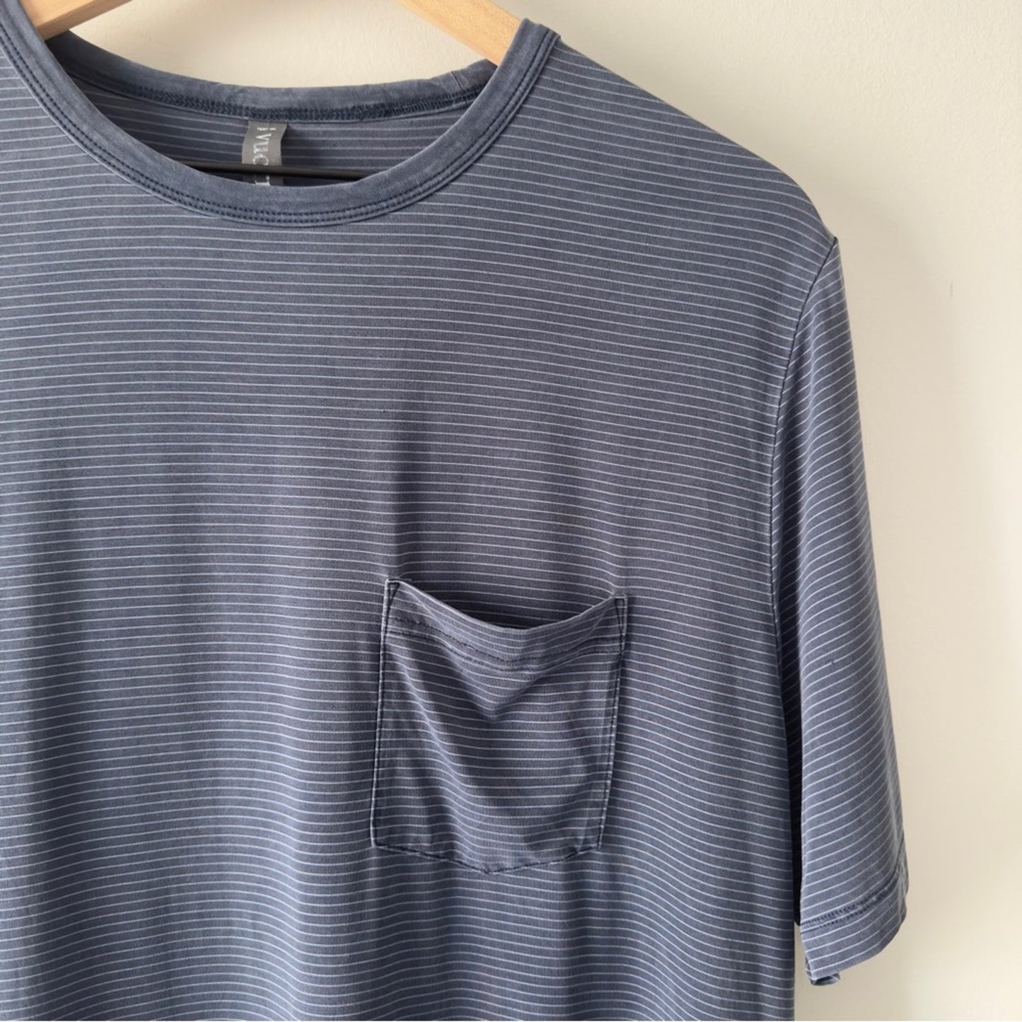 Vuori Linear Tech Tee in Ink Striped Short Sleeve Shirt T-Shirt Pocket Stretch L