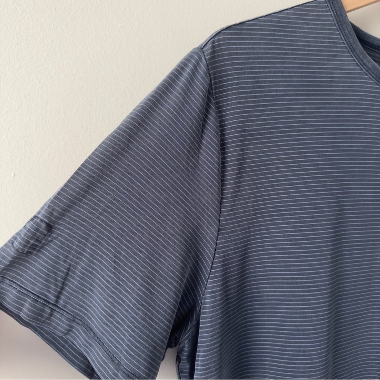 Vuori Linear Tech Tee in Ink Striped Short Sleeve Shirt T-Shirt Pocket Stretch L