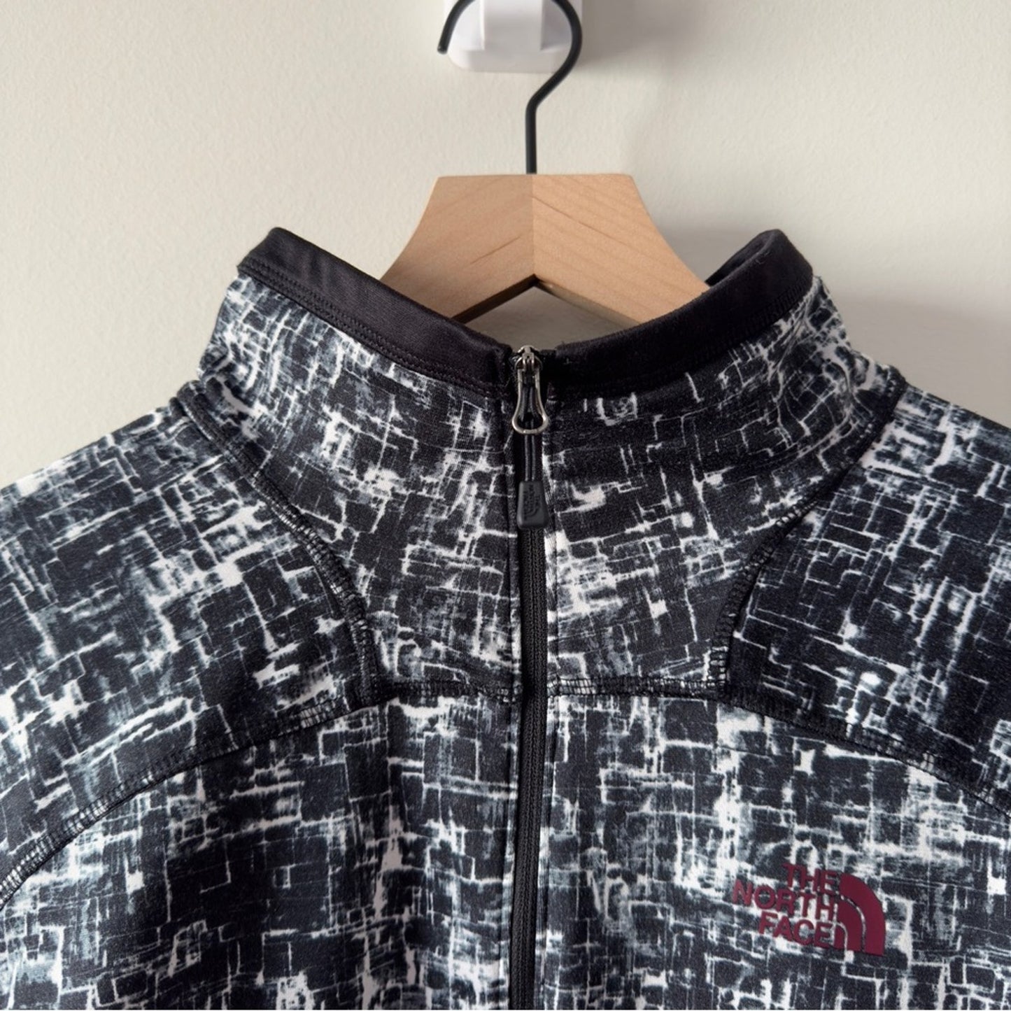 The North Face Black White Geometric Print Quarter Zip Pullover Jacket high neck