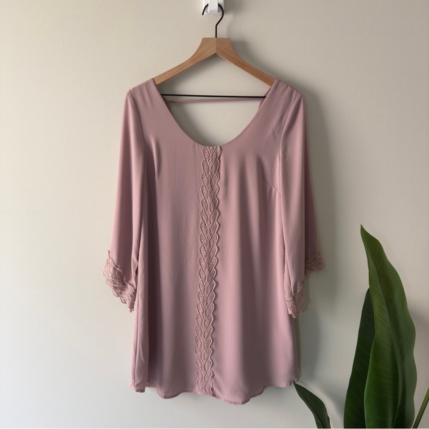 Astr the Label Revolve Deauville Mauve Lace Accent dress shift Flowy 3/4 sleeve