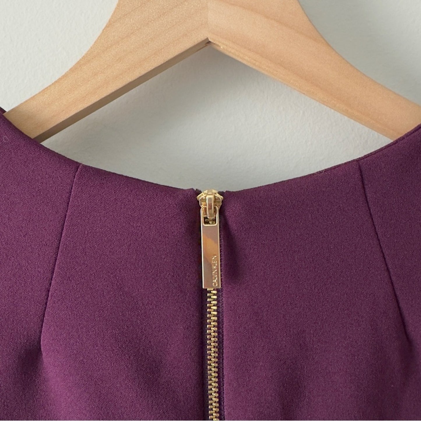 Calvin Klein Elegant Purple Ruffle Short Sleeve Dress Zip Up Zipper Back Pencil