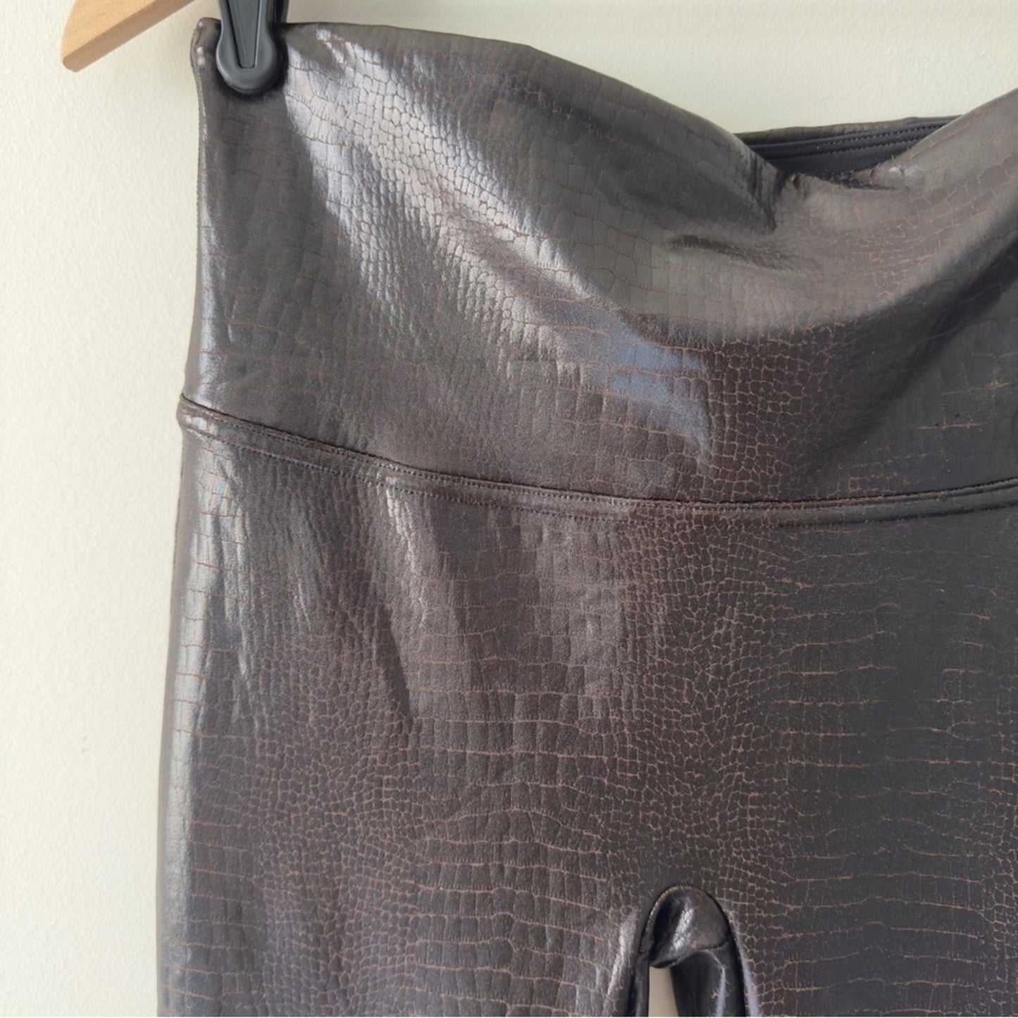 SPANX Croc Shine Leggings in Brown/Black High-Waisted Sleek Form-Fitting stretch