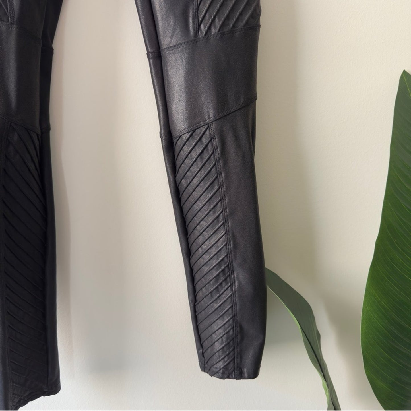 SPANX Sleek Black Leggings Faux Leather pleated texture athletic Athleisure EUC