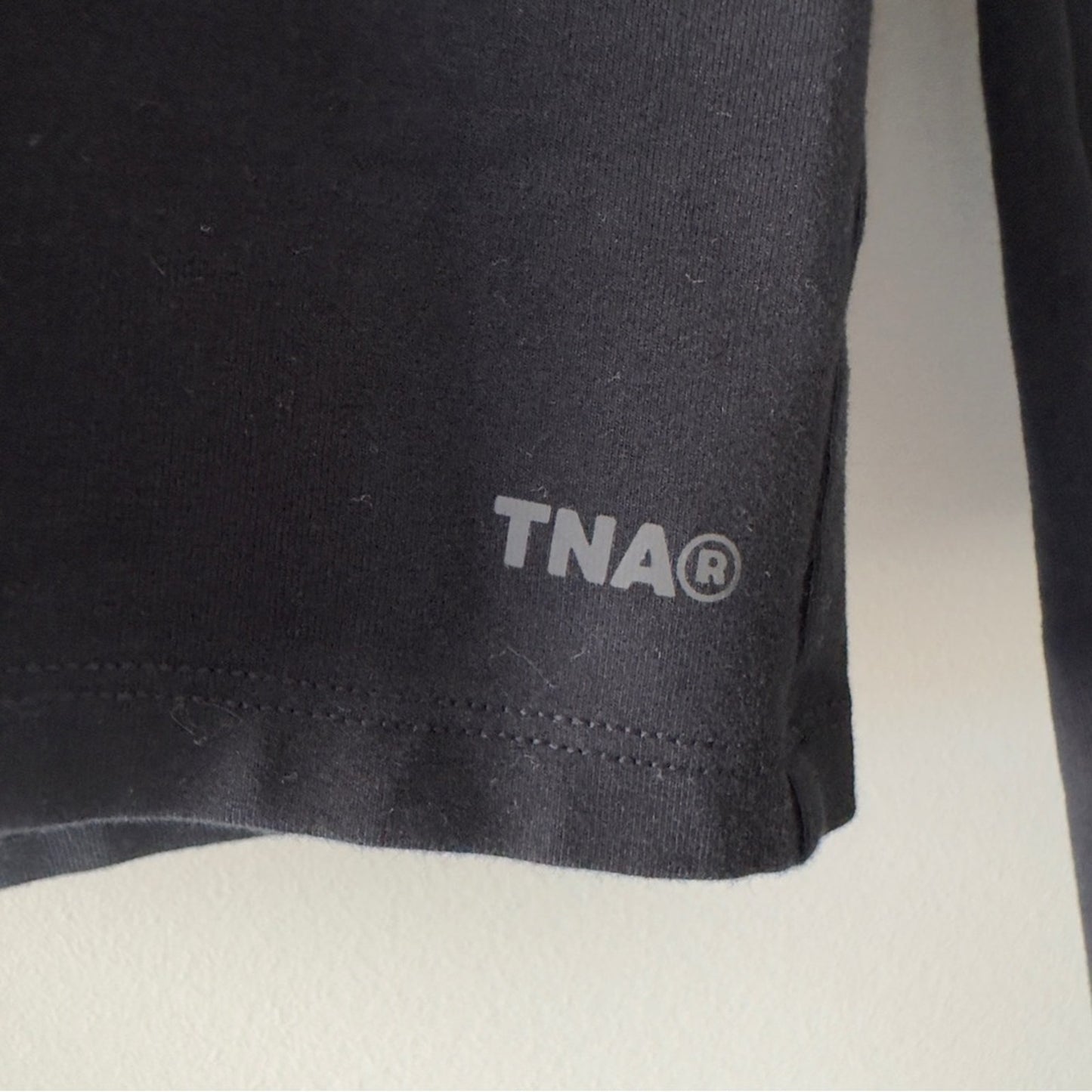 Aritzia TNA Fitted Black Hoodie Top Long Sleeve Athleisure Solid Minimalist EUC