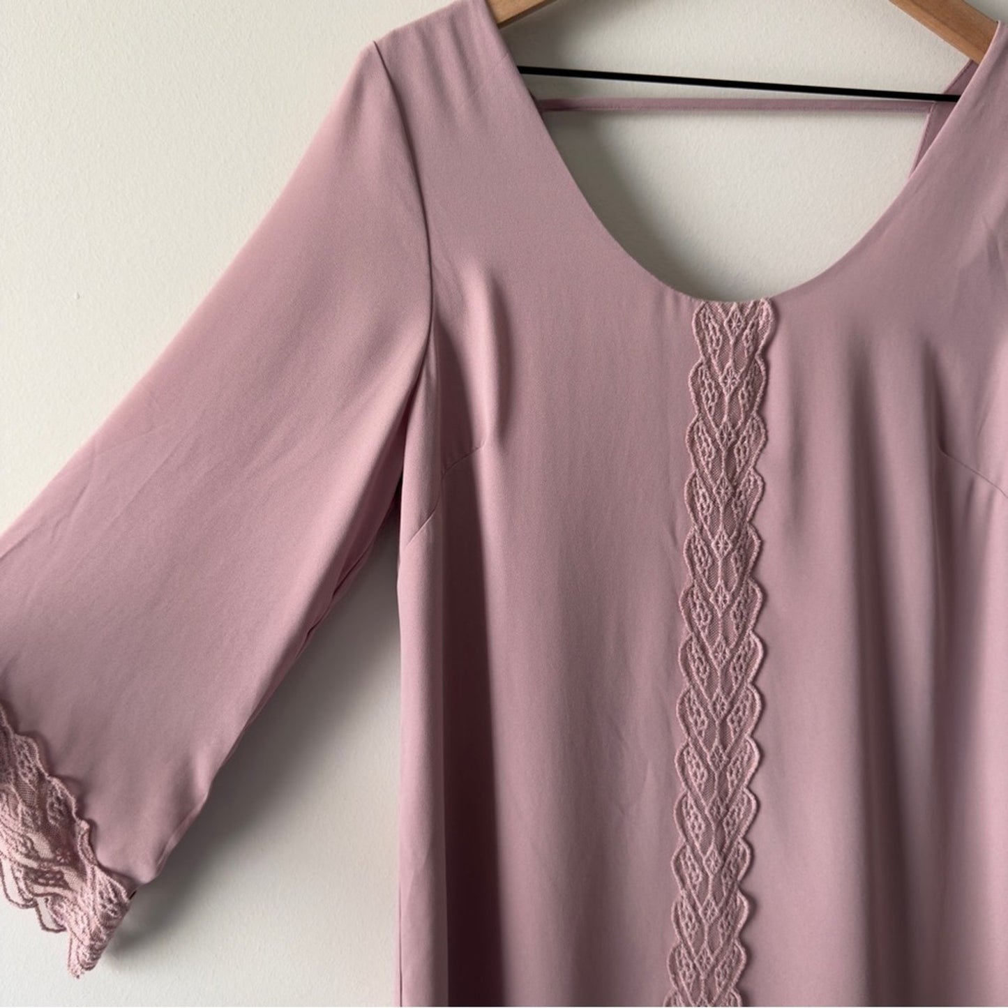 Astr the Label Revolve Deauville Mauve Lace Accent dress shift Flowy 3/4 sleeve