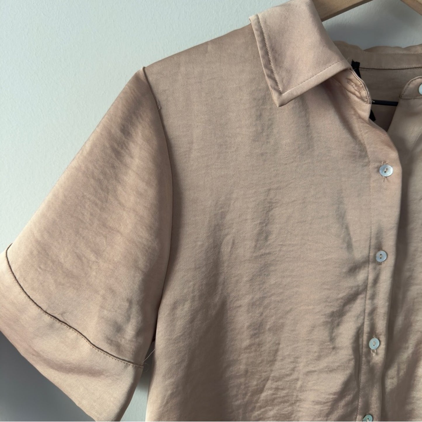 House of Harlow 1960 Revve Tan Women's Button-Up Crop Top Satin Collared Solid S