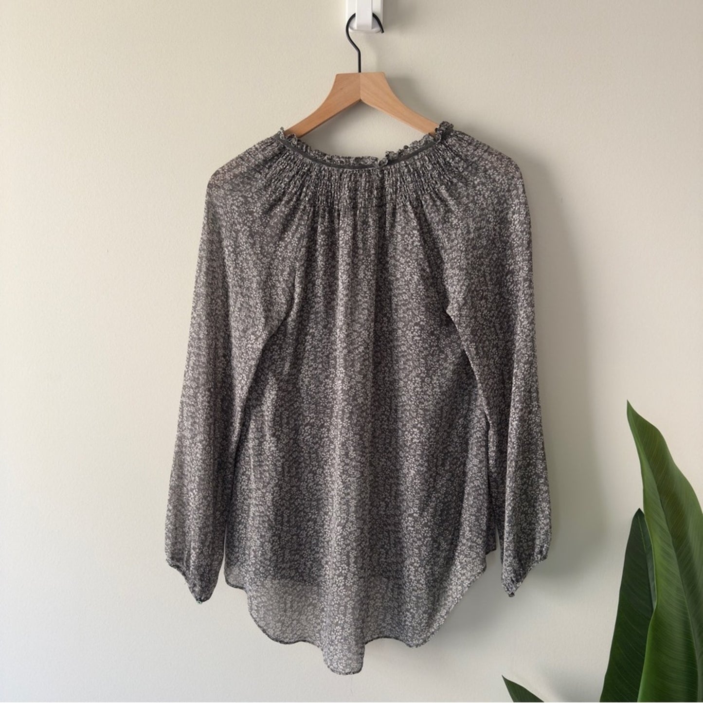 Calypso St. Barth 100% Silk Gray and white Blouse long sleeve sheer floral smock