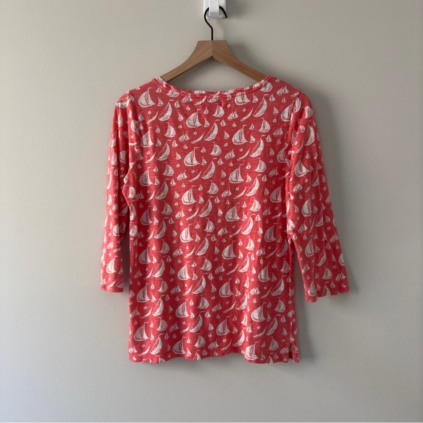 Vineyard Vines Boat Pattern Scoop Neck 3/4 sleeve top slit hem spring summer S