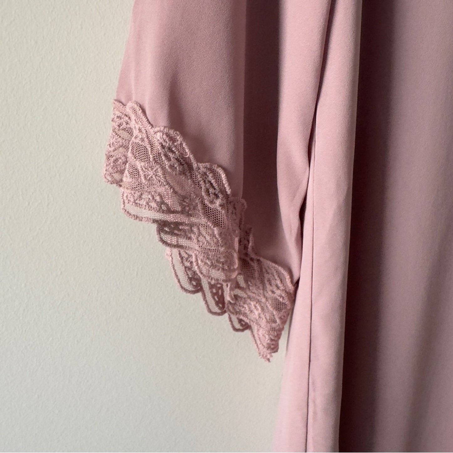 Astr the Label Revolve Deauville Mauve Lace Accent dress shift Flowy 3/4 sleeve