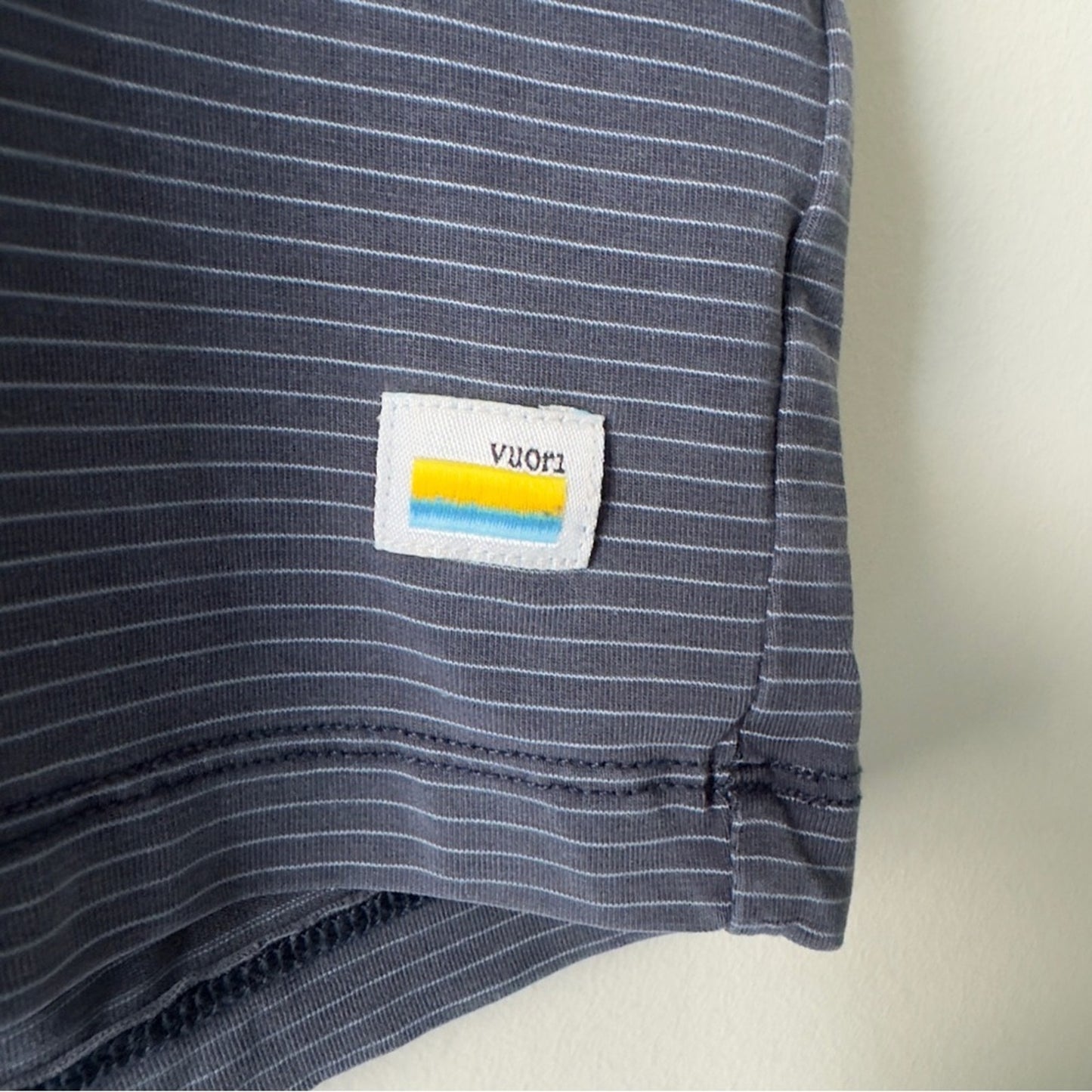 Vuori Linear Tech Tee in Ink Striped Short Sleeve Shirt T-Shirt Pocket Stretch L