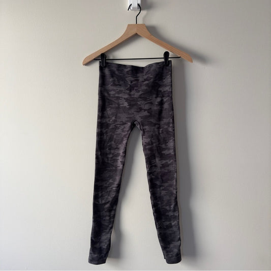 SPANX Gray and Black Camouflage Leggings with High-Rise Waist camo stretch EUC M