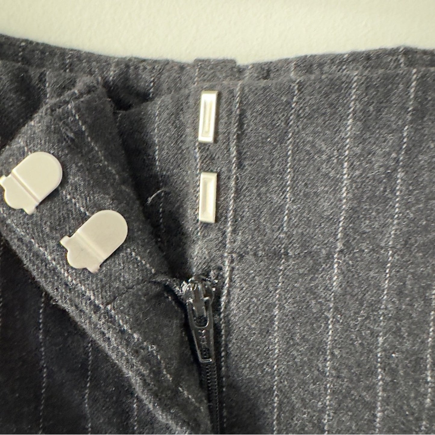 Theory Wool Pinstripe Pants Business Casual Pockets Belt loops zip hook and eye