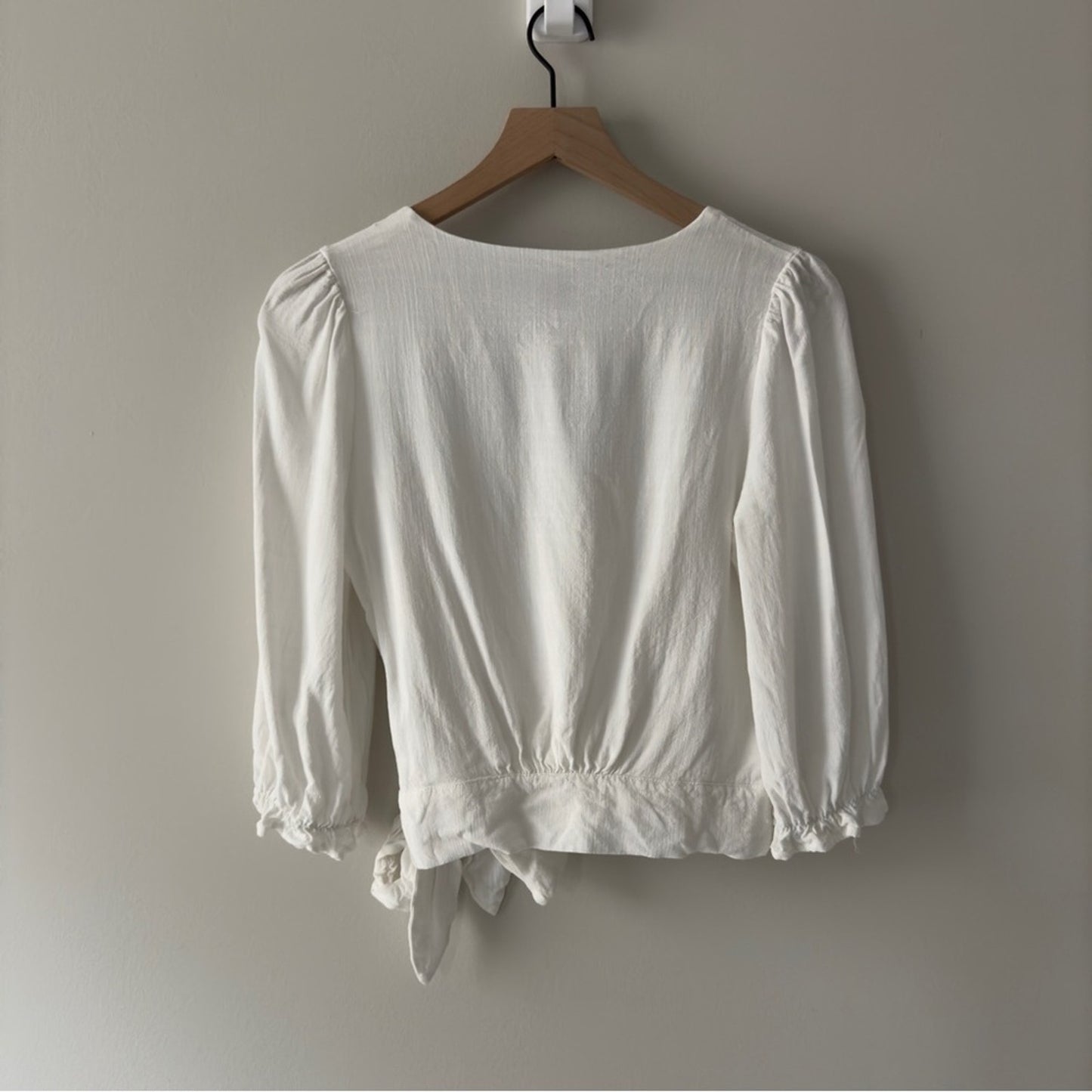 Koko + Mason White Cropped Wrap Top 3/4 sleeve snap v-neck crop tie bow solid M