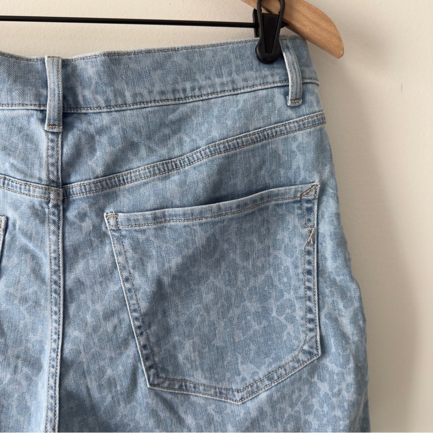 Express Midi High Rise Shorts Light Blue Leopard Print Jean Denim Zip Button NWT