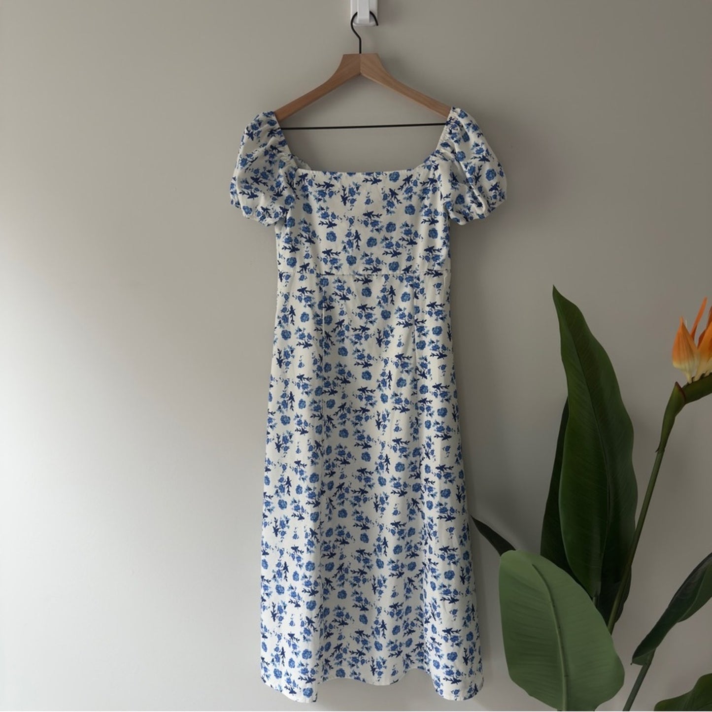 YueXi Floral Blue and White Midi Dress Keyhole Tie Bow Short Sleeve Slit bow EUC