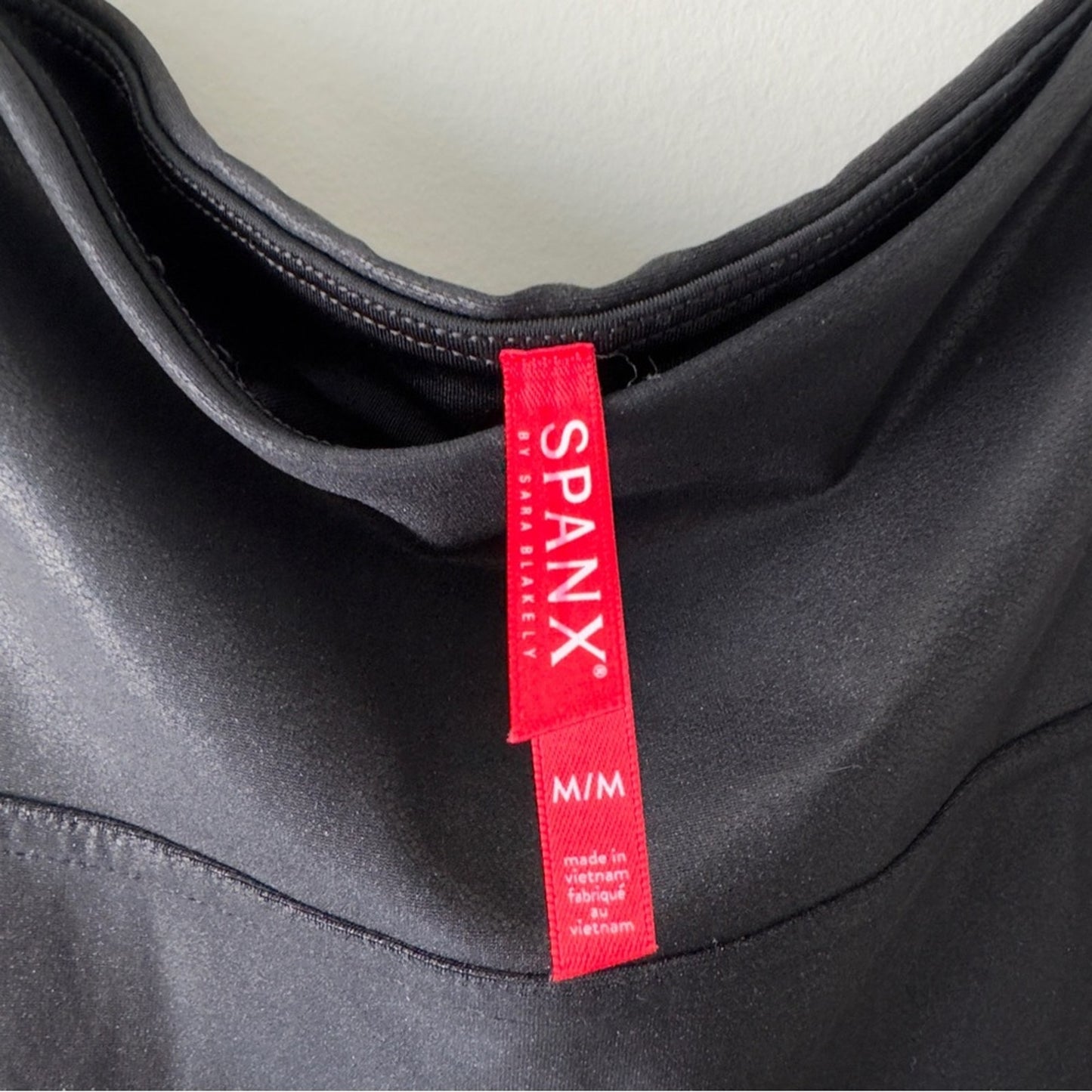 SPANX Sleek Black Leggings Faux Leather pleated texture athletic Athleisure EUC