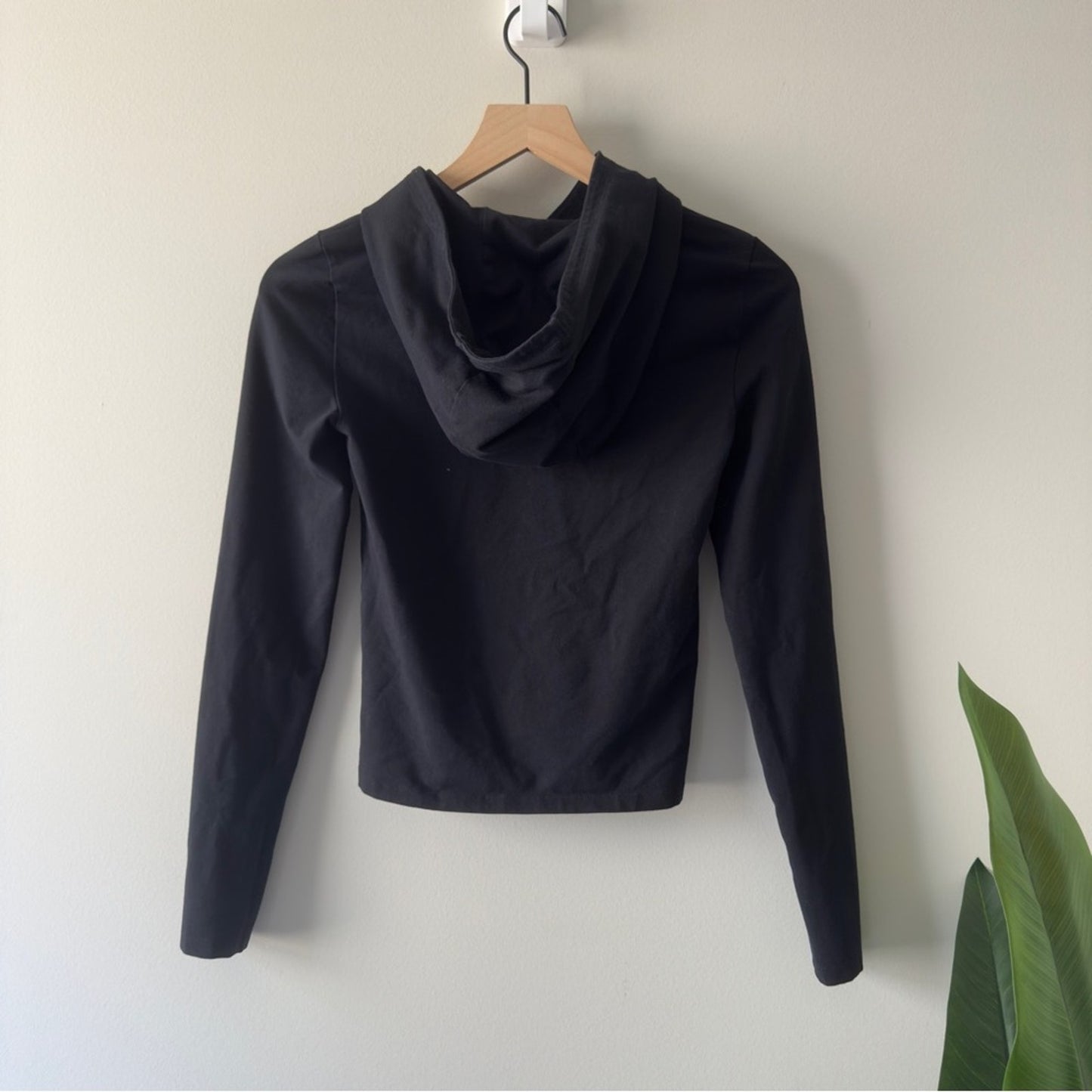 Aritzia TNA Fitted Black Hoodie Top Long Sleeve Athleisure Solid Minimalist EUC