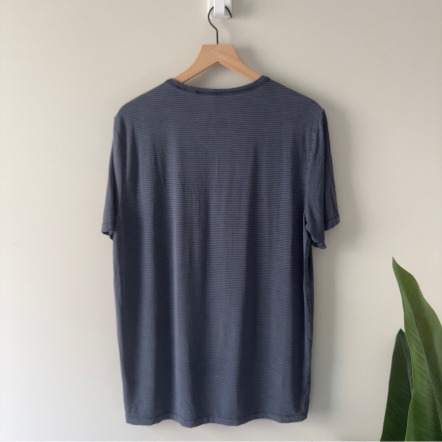 Vuori Linear Tech Tee in Ink Striped Short Sleeve Shirt T-Shirt Pocket Stretch L