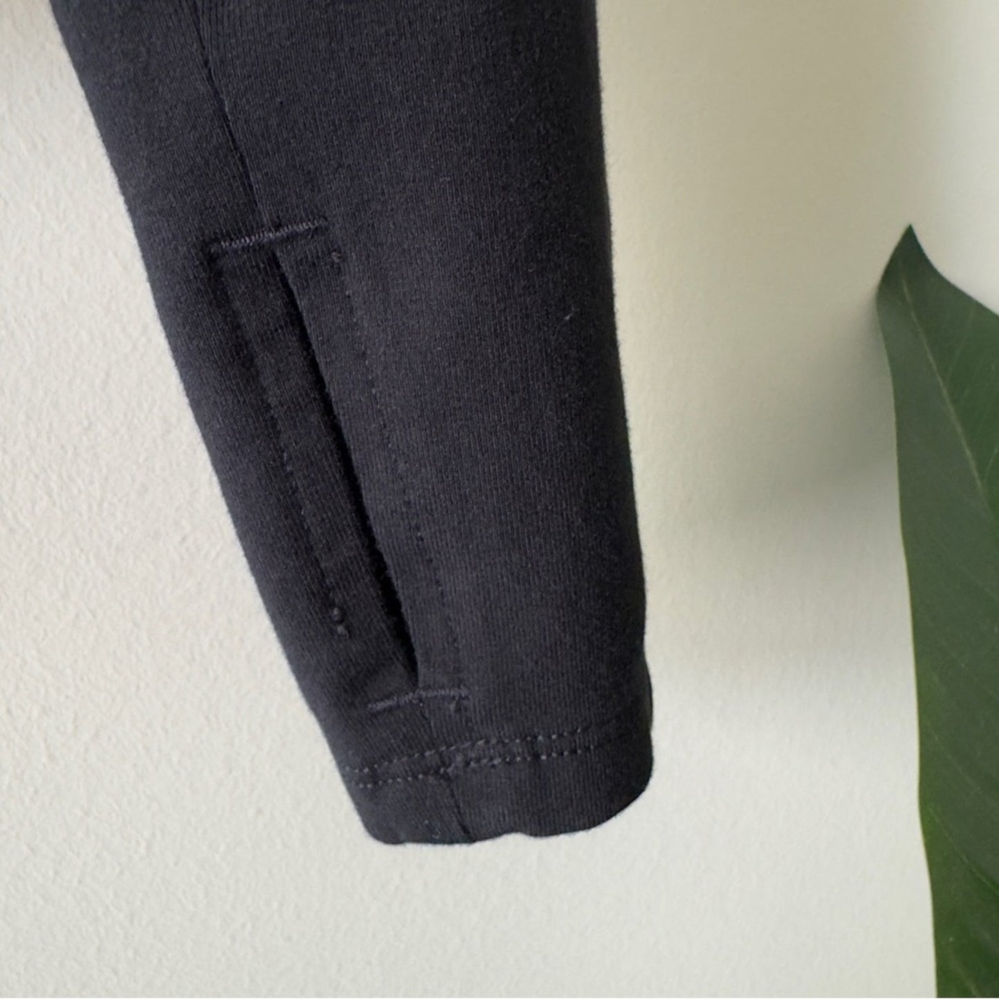 Aritzia TNA Fitted Black Hoodie Top Long Sleeve Athleisure Solid Minimalist EUC