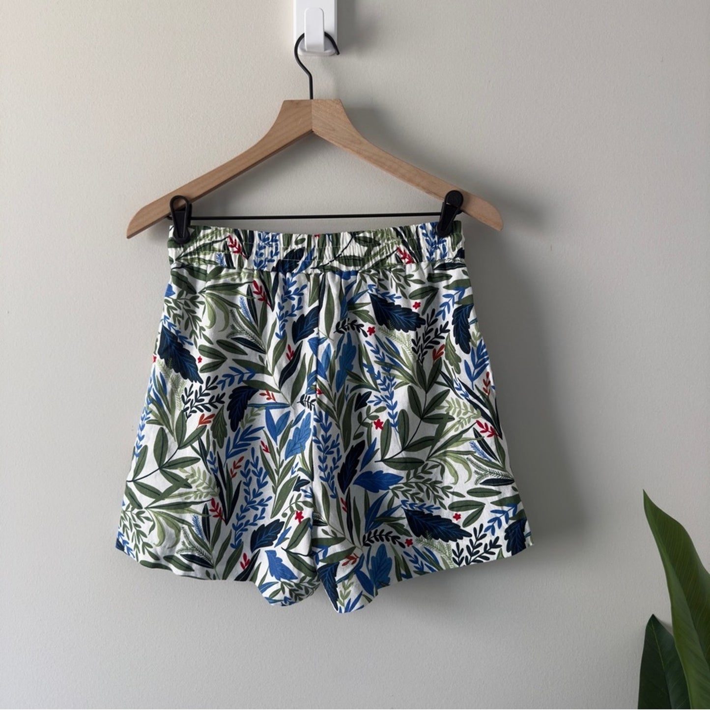 Joie Linen blend Green and Blue Leaf Print Women's Shorts rope tie drawstring 2