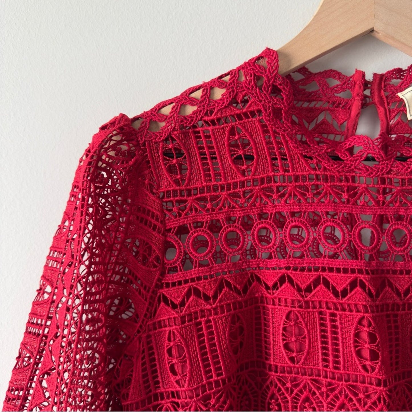 Moulinette Soeurs by Anthropologie red Lace peplum Blouse 3/4 sleeve keyhole EUC