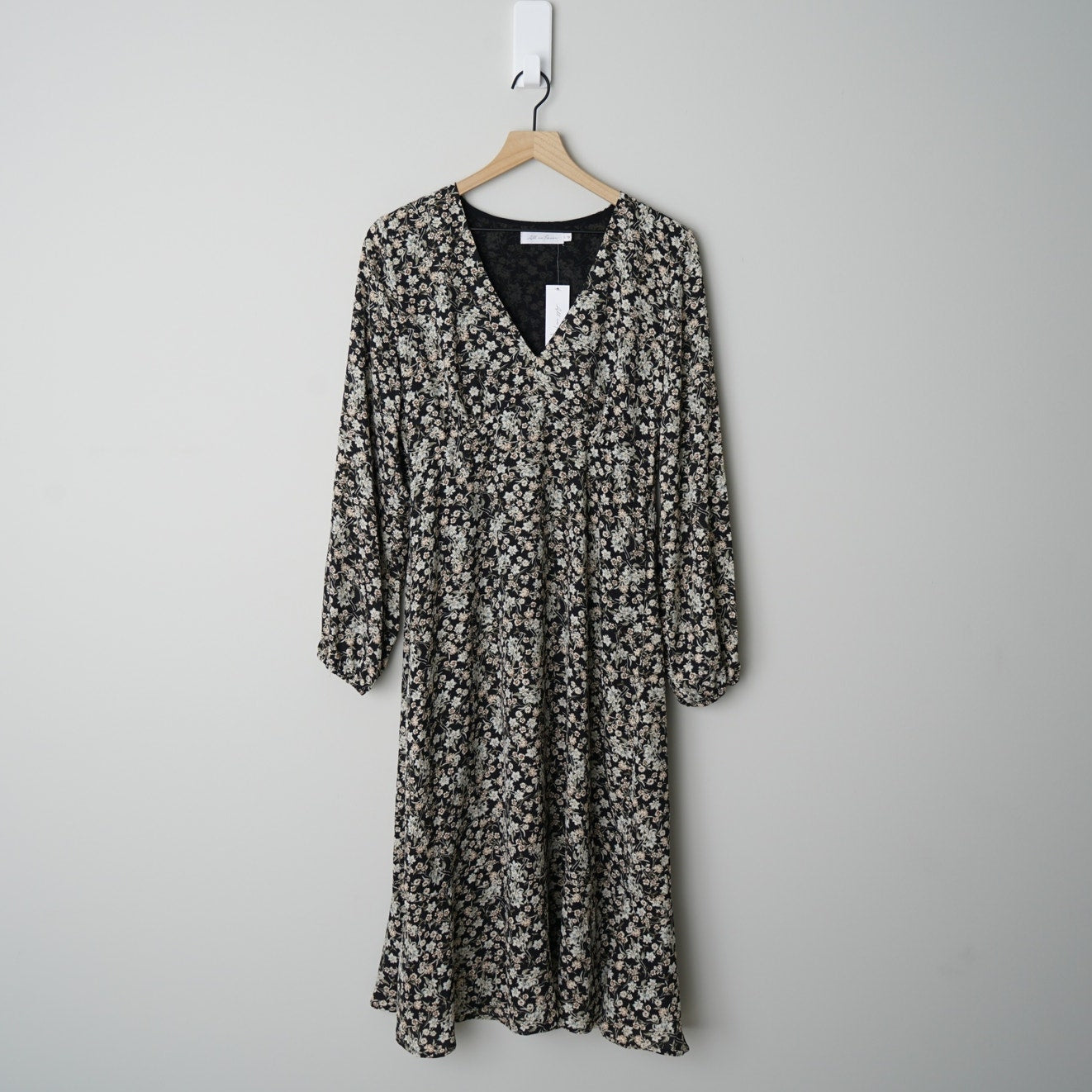 All in Favor Dress Floral Midi Dress Long Sleeve Scoop V-Neck Lined Cottage NWT