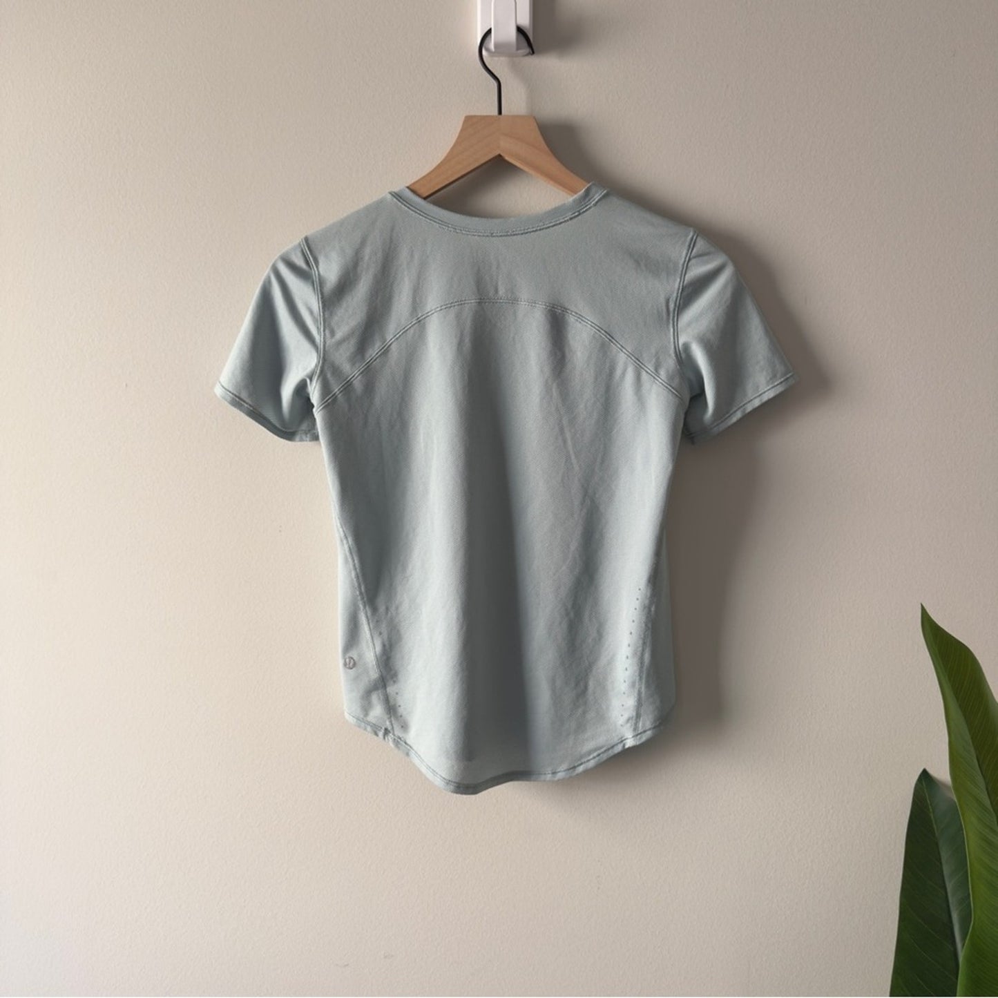Lululemon Athletic pale green short sleeve tee top t-shirt stretch crew neck EUC