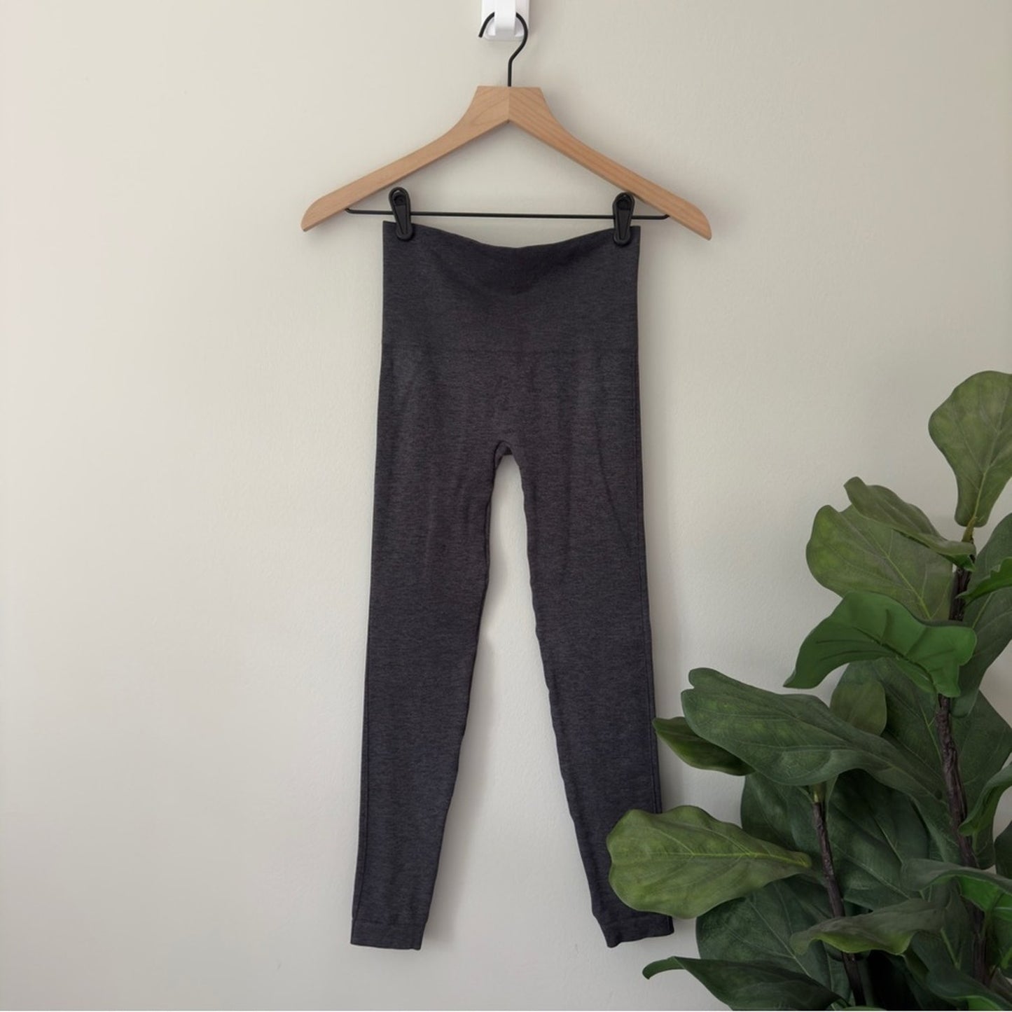 Spanx by Sara Blakely Solid Gray Athletic Leggings Seamless Stretch Activewear S