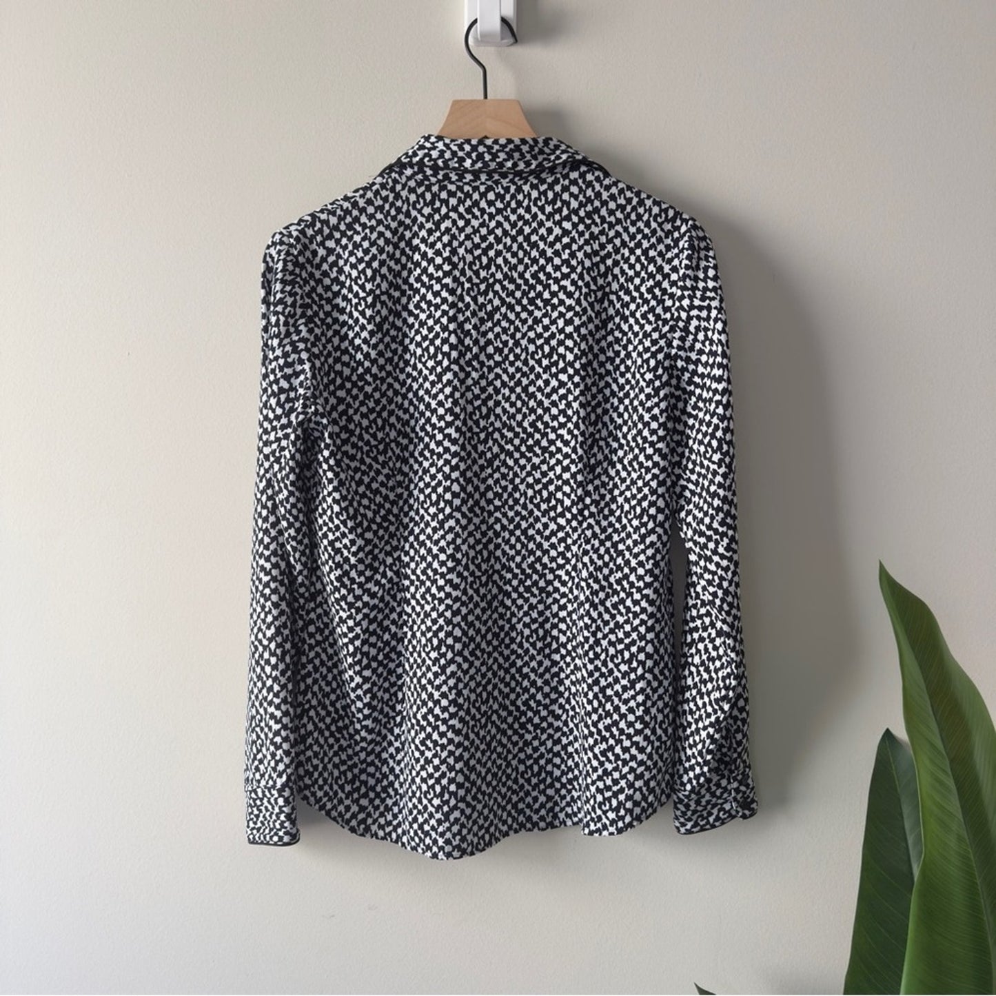 Theory Long Sleeve Button Down Stylish Black and White Top Petterned Collared M
