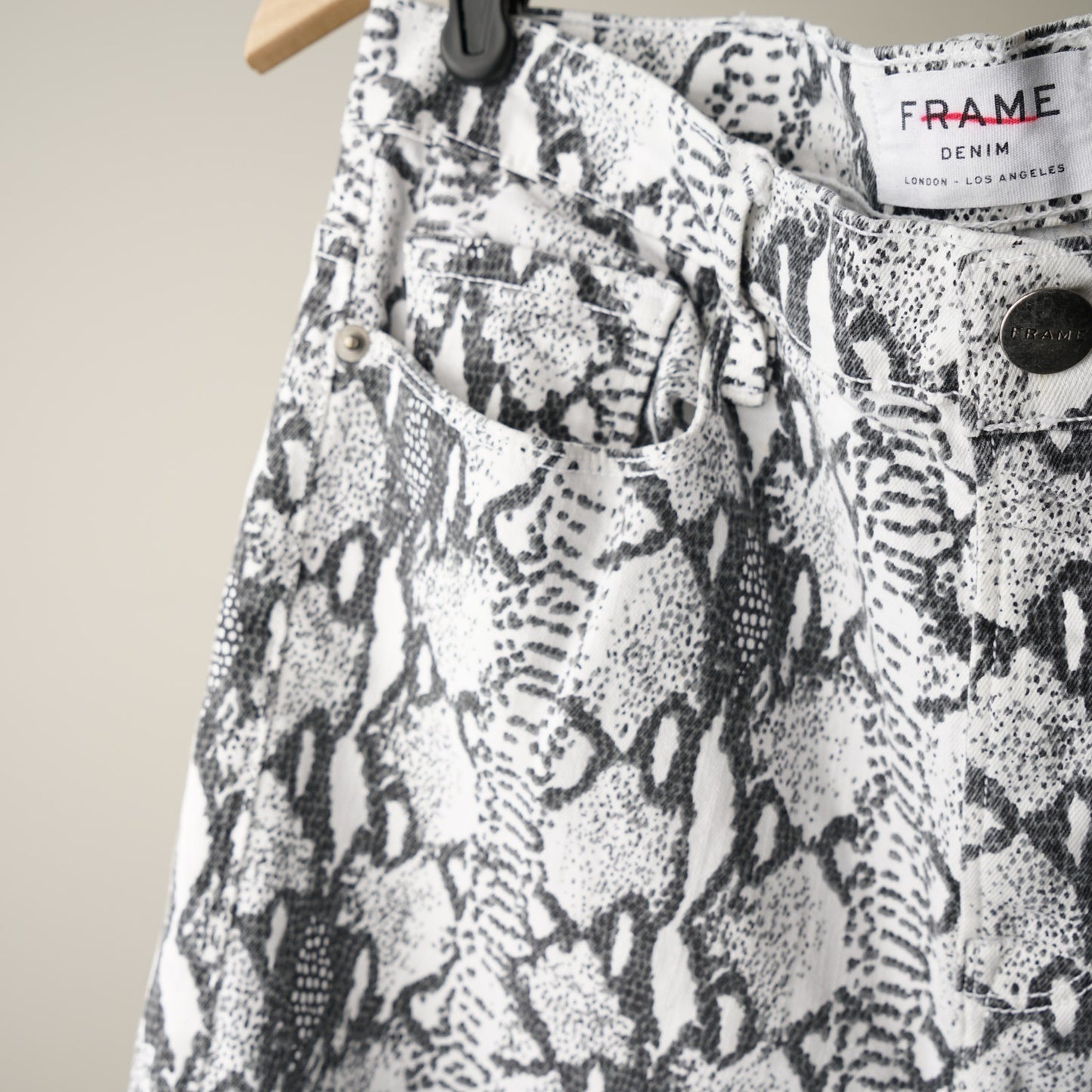 Frame Ali High Rise Cigarette Jeans in Gris Multi Python Snake Print Skinny EUC