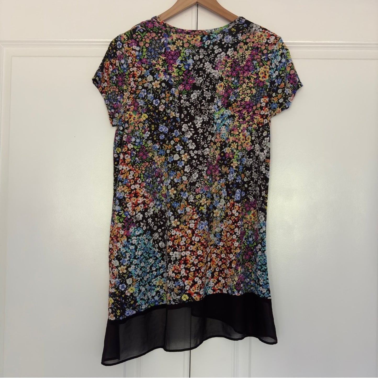 Karen Kane colorful/black and white floral top asymmetric hem tunic crew neck L