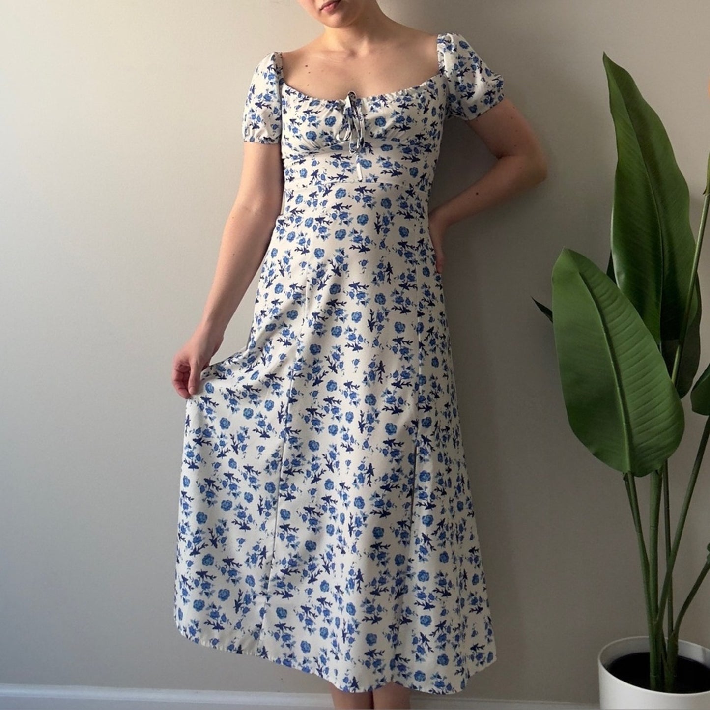 YueXi Floral Blue and White Midi Dress Keyhole Tie Bow Short Sleeve Slit bow EUC