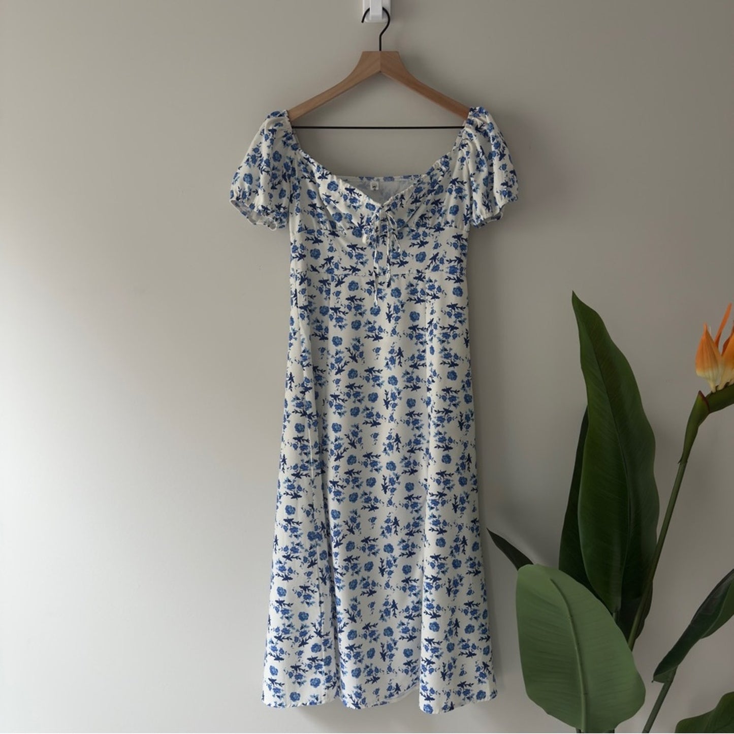 YueXi Floral Blue and White Midi Dress Keyhole Tie Bow Short Sleeve Slit bow EUC