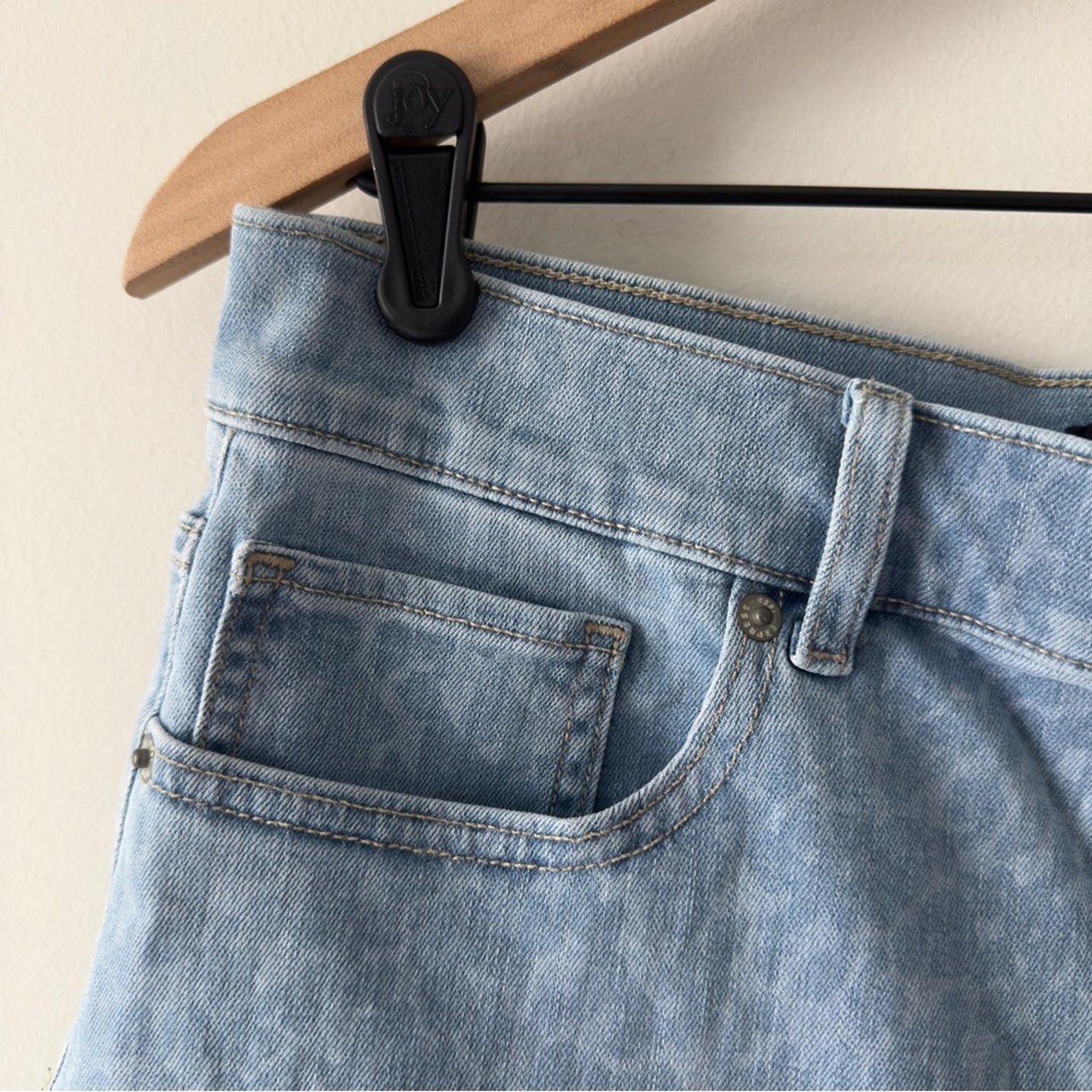 Express Midi High Rise Shorts Light Blue Leopard Print Jean Denim Zip Button NWT