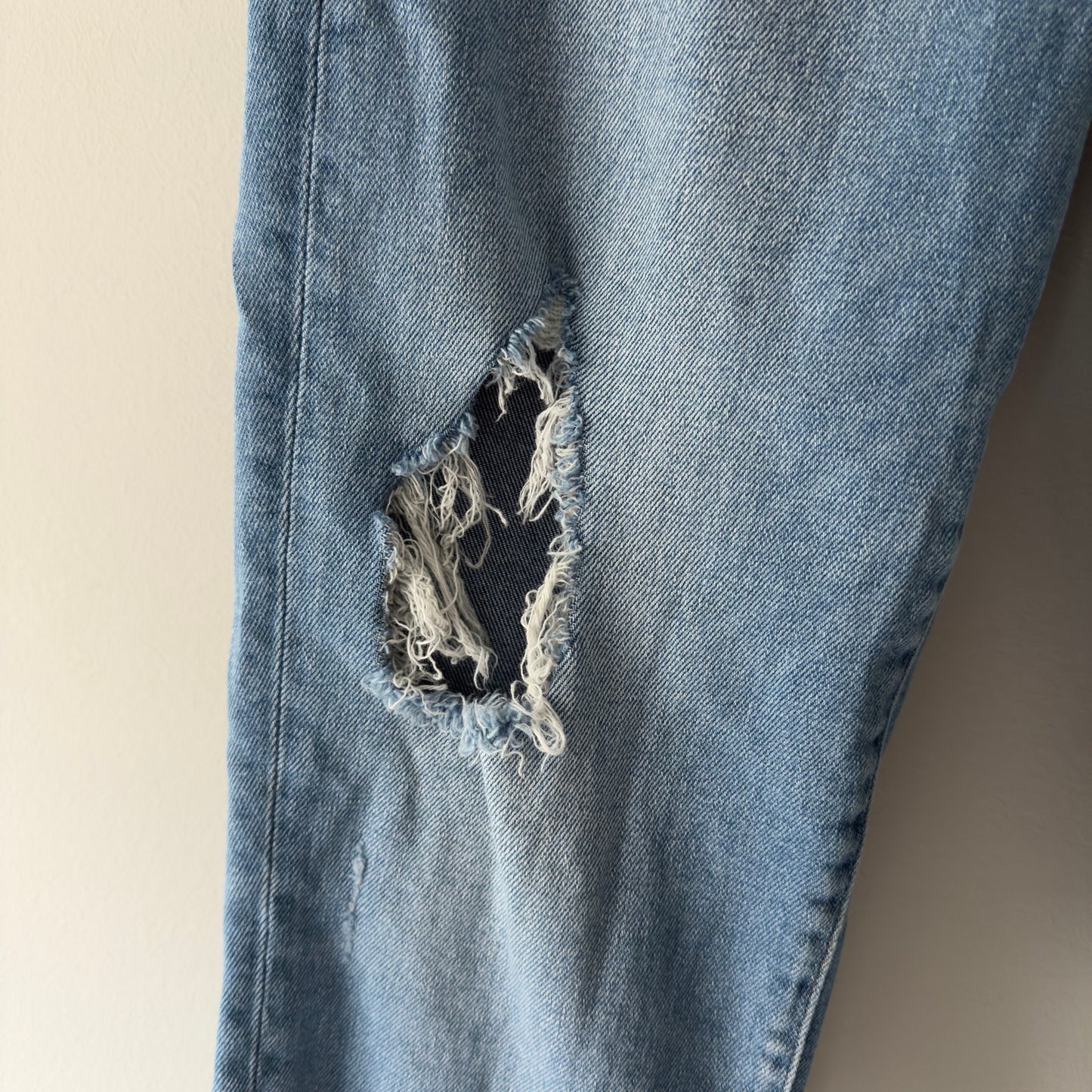 Hudson High Rise Zoeey Straight Crop Jeans raw hem distressed knees zip pockets