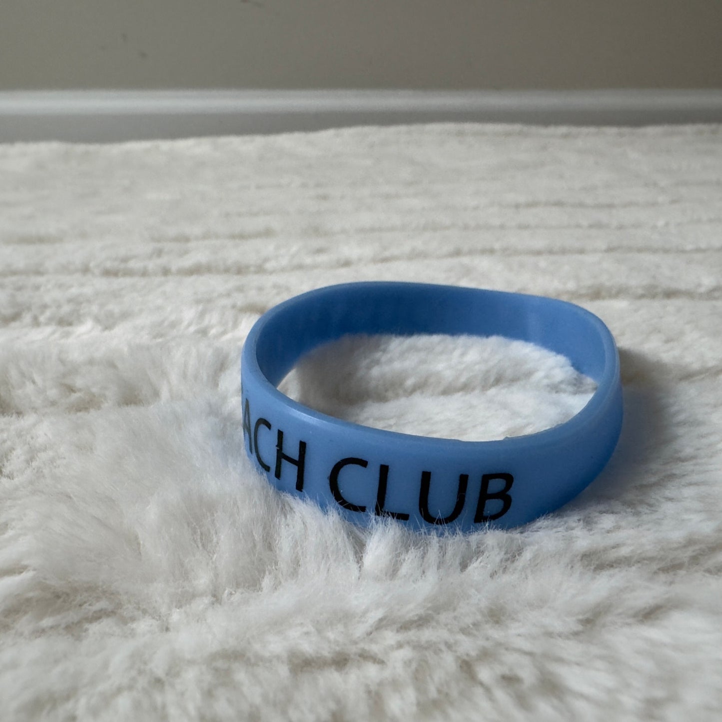 Marriott's Barony Beach Club Silicone Wrist Band Blue Black Rubber Bracelet Y2K