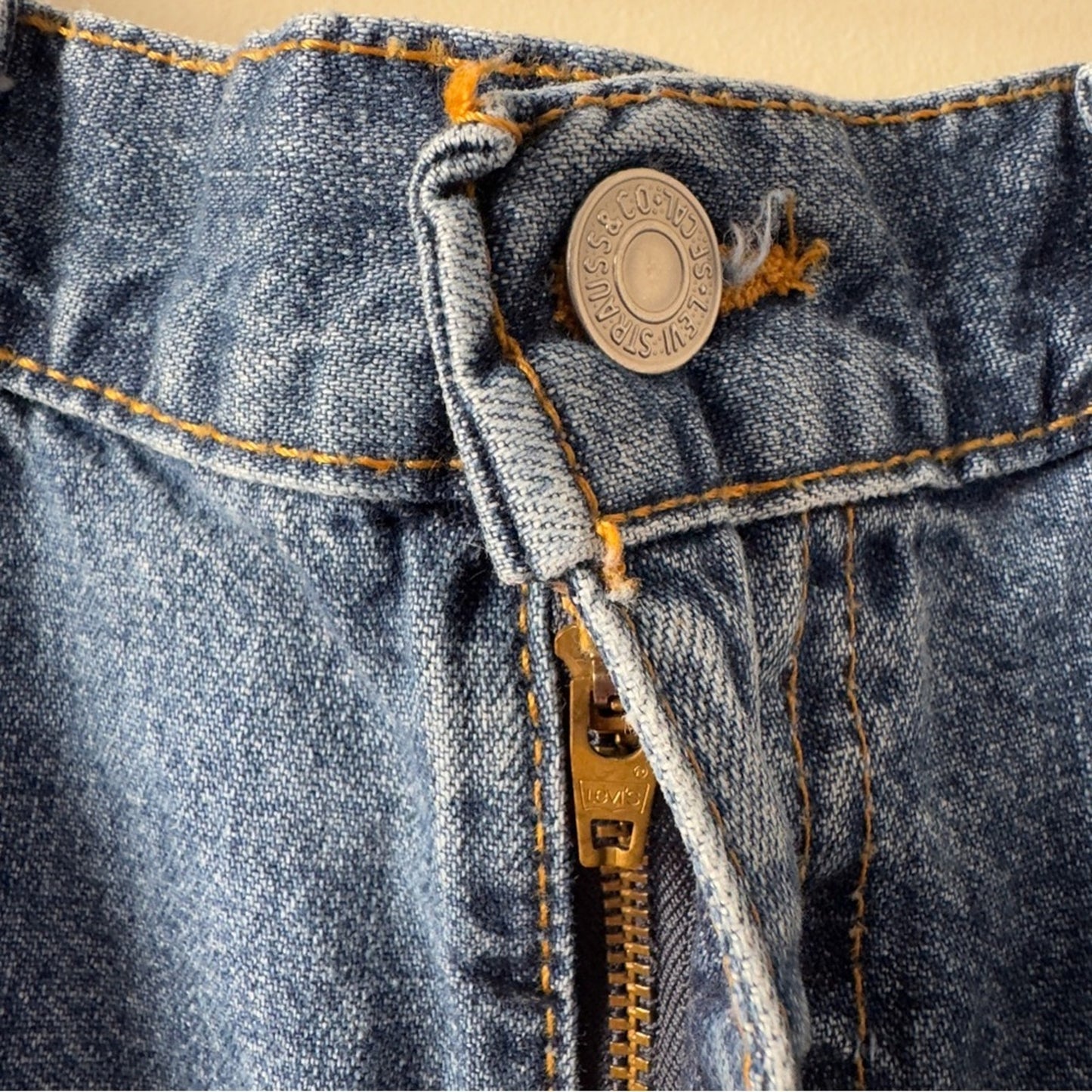 Vintage Levi's 560 Blue Jean Shorts Relaxed Fit 90s zip Button red tab denim 36