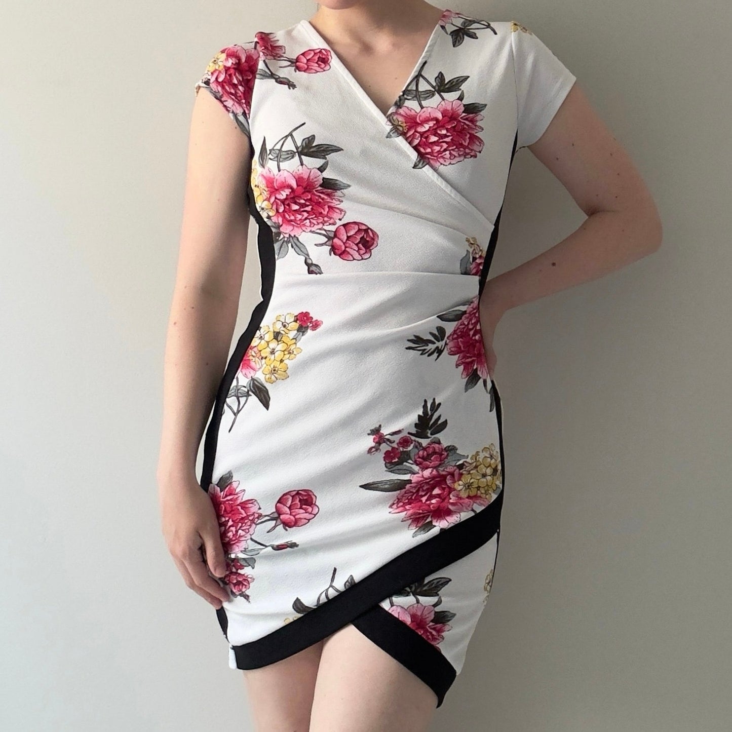 Almost Famous Floral Faux Wrap Mini Dress Short Sleeve V-Neck Bodycon Crepe M